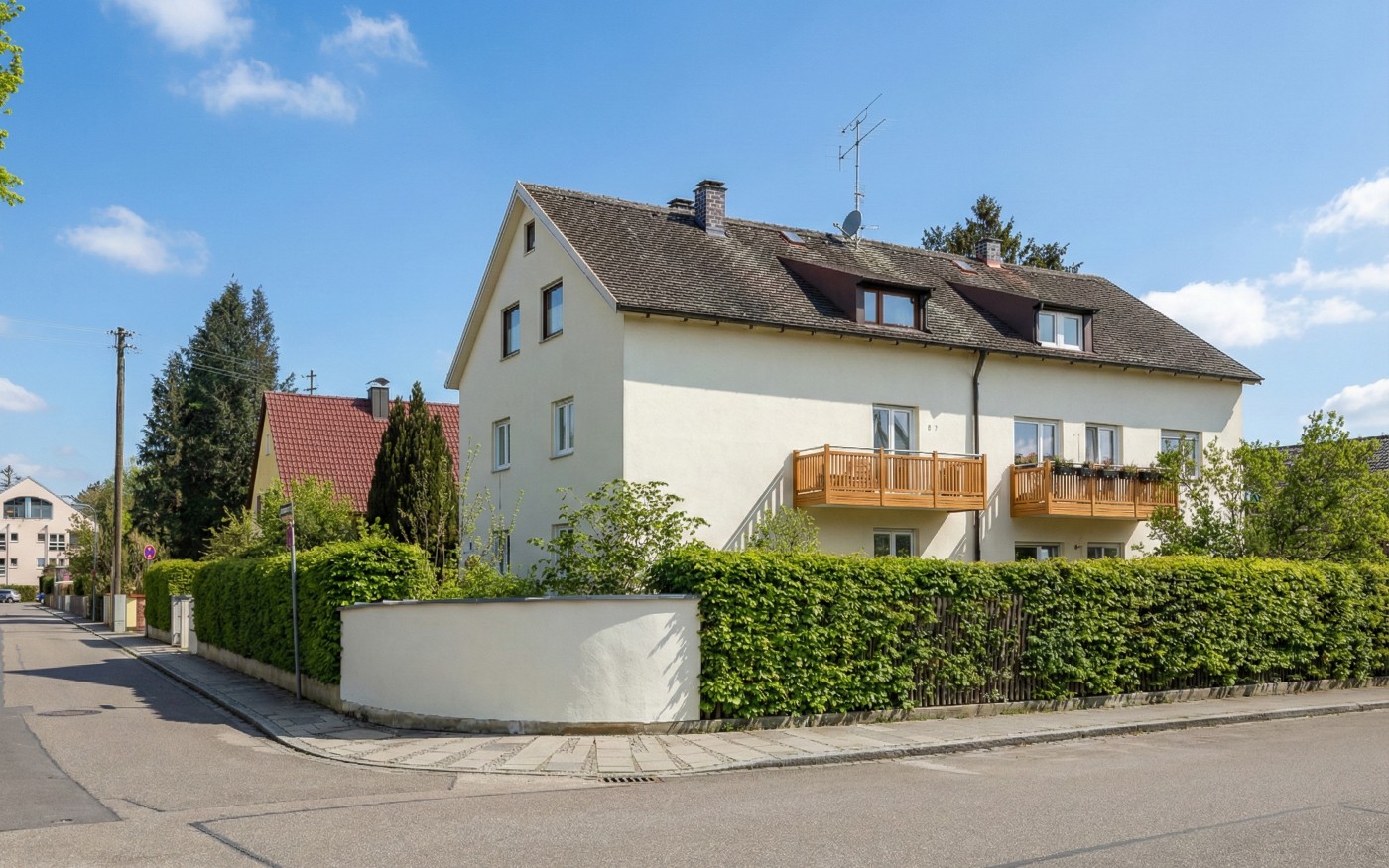 Hausansicht KI Fruehling
